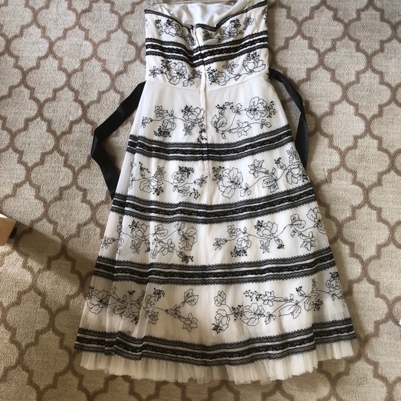 BCBGMaxAzria dress EUC size 0 - Picture 3 of 4